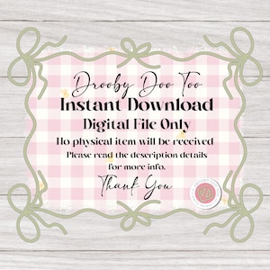 Op de afbeelding: Een digitale downloadafbeelding met de tekst "Drooby Doo Too Instant Download Digital File Only". Het ontwerp heeft een roze en wit geruit patroon, een decoratieve rand en de woorden "Thank You".