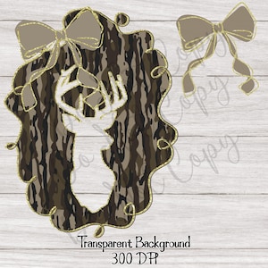 Può includere: Illustrazione digitale di una sagoma di testa di cervo all'interno di una cornice con motivo mimetico, ornata da un fiocco. La cornice e il fiocco sono delineati con glitter dorati. Il testo "Transparent Background" e "300 DPI" è in basso.