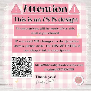 Op de afbeelding: Een roze en wit digitaal ontwerp met de tekst "Attention" en "This is an AS IS design." Het bevat een QR-code en een shop-URL. De achtergrond heeft een roze ruitpatroon.