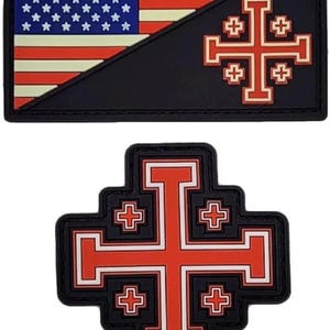 Peut inclure: Un patch noir avec un drapeau américain rouge, blanc et bleu sur le côté gauche et une croix de Jérusalem rouge sur le côté droit. La croix est entourée d'un contour blanc et a quatre petites croix à chaque coin.