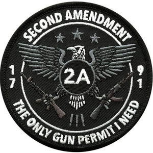 Könnte beinhalten: Schwarz-weiß gestickter Aufnäher mit einem Adler, gekreuzten Gewehren und dem Text "Second Amendment 1791 The Only Gun Permit I Need 1791 2A".
