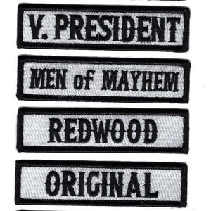 Op de afbeelding: Zes witte en zwarte geborduurde patches met verschillende titels. De titels zijn "President", "V. President", "Men of Mayhem", "Redwood", "Original" en "Reaper Crew".