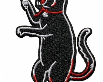 Op de afbeelding: Zwarte kat met een rode halsband die een mes in zijn poot vasthoudt. De kat is wit omrand en heeft rode accenten op zijn poten en staart.