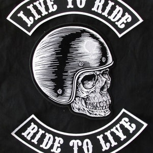 Puede incluir: Parche de motocicleta bordado en blanco y negro con una calavera con casco y el texto "Live to Ride" y "Ride to Live".