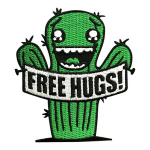 Puede incluir: Cactus verde de dibujos animados con una gran sonrisa y ojos grandes sosteniendo una pancarta que dice "FREE HUGS!"