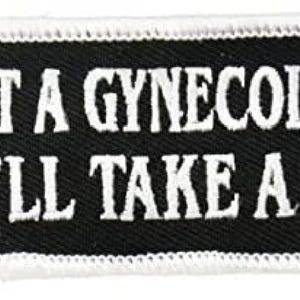 Puede incluir: Parche bordado en blanco y negro con el texto "No soy ginecólogo, pero echaré un vistazo."