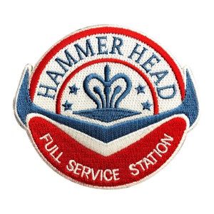 以下が含まれることがあります： 「Hammer Head Full Service Station」という文字が書かれた白、赤、青の刺繍パッチ。パッチには、両側に3つの星が付いたスタイリッシュな王冠が描かれている。