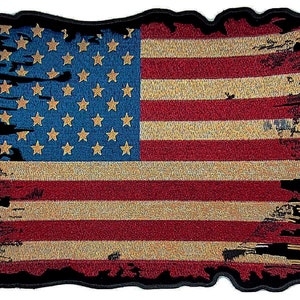 Peut inclure: Un patch de drapeau américain usé avec un bord effiloché. Le drapeau est rouge, blanc et bleu avec un champ d'étoiles.