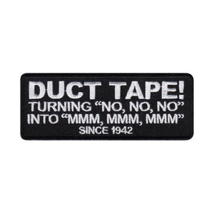Op de afbeelding: Zwart-wit geborduurde patch met de tekst "DUCT TAPE! TURNING "NO, NO, NO" INTO "MMM, MMM, MMM" SINCE 1942".