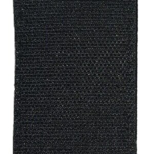 K&ouml;nnte beinhalten: Ein schwarzer Stoff-Patch mit einer strukturierten Oberfl&auml;che.