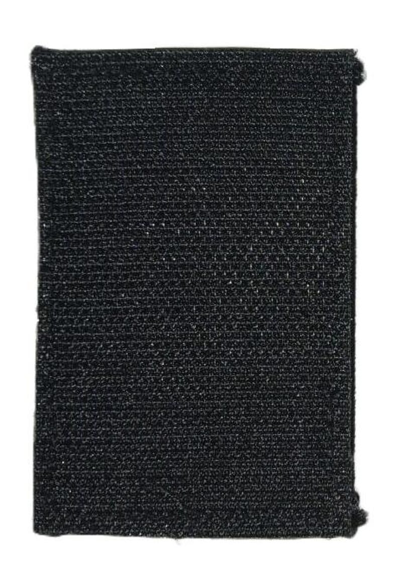 K&ouml;nnte beinhalten: Ein schwarzer Stoff-Patch mit einer strukturierten Oberfl&auml;che.