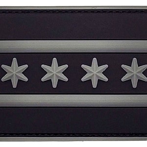 Puede incluir: Un parche bordado negro y gris con la bandera de Chicago. La bandera tiene cuatro estrellas blancas de seis puntas y dos franjas horizontales blancas sobre un fondo negro.