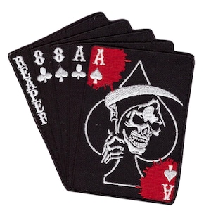 Puede incluir: Parche bordado en blanco y negro de un Grim Reaper sosteniendo una guadaña, vestido como el As de Picas. El parche tiene salpicaduras de sangre roja y está rodeado de cuatro cartas de juego: dos 8 y dos Ases de Picas.