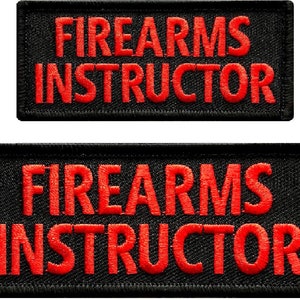 Könnte beinhalten: Zwei schwarze Patches mit rotem Sticktext. Der obere Patch lautet "FIREARMS INSTRUCTOR". Der untere Patch ist größer und lautet "FIREARMS INSTRUCTOR".