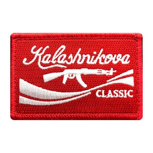 Puede incluir: Parche bordado rojo con costuras blancas. El parche presenta una imagen estilizada de un rifle con el texto "Kalashnikova CLASSIC" encima.