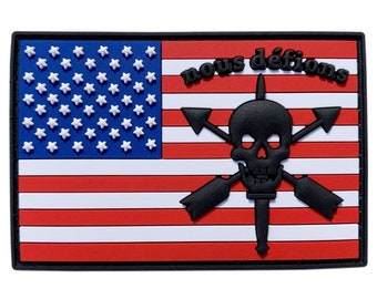 Parche táctico de operaciones especiales con la bandera de EE. UU. Nous Defions [caucho de PVC - 3,0 x 2,0 pulgadas] NT-2