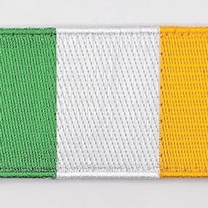 Pode incluir: Patch bordado com a bandeira irlandesa. O patch retangular exibe o design tricolor vertical da bandeira irlandesa: verde, branco e dourado. O patch tem uma borda costurada e as cores são vibrantes.