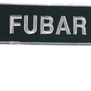 Peut inclure: Un patch rectangulaire noir avec du texte brodé blanc qui dit "FUBAR".