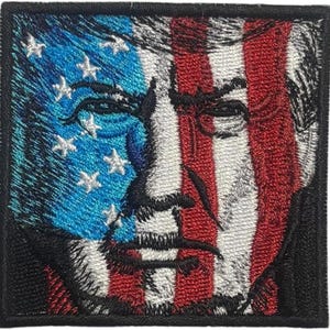 Peut inclure: Patch brodé représentant un portrait d'une personne avec un motif de drapeau américain rouge, blanc et bleu. Le visage de la personne est partiellement masqué par le drapeau.