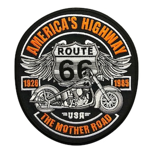 Może przedstawiać: Czarno-pomarańczowa naszywka haftowana z motocyklem, skrzydłami i tekstem "America's Highway Route 66 The Mother Road - USA - 1926 - 1985"