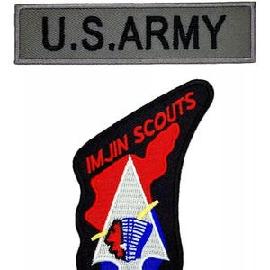 Könnte beinhalten: Zwei gestickte Aufnäher. Der obere Aufnäher ist rechteckig und grau, mit dem Text "U.S. ARMY" in Schwarz. Der untere Aufnäher ist schwarz, mit roten und weißen Akzenten und dem Text "IMJIN SCOUTS" in Rot.