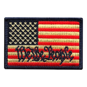 以下が含まれることがあります： 「We The People」という黒い文字が書かれたアメリカ国旗の刺繍パッチ