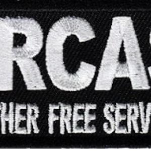 Op de afbeelding: Zwarte en witte geborduurde patch met de tekst "SARCASM JUST ANOTHER FREE SERVICE I OFFER"