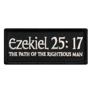 以下が含まれることがあります： 「エゼキエル 25:17 The Path of the Righteous Man」と白文字で書かれた黒い刺繍パッチ。