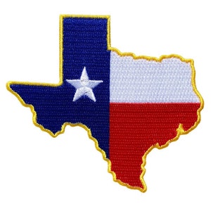 Op de afbeelding: Een geborduurde patch in de vorm van de staat Texas, met de vlag van Texas. De patch is blauw, wit en rood met een gouden rand.
