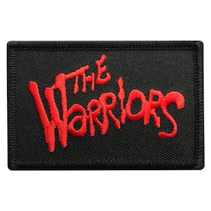 Könnte beinhalten: Roter gestickter Aufnäher mit den Worten "The Warriors" auf schwarzem Hintergrund.