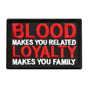 Puede incluir: Parche bordado negro con texto rojo que dice "BLOOD MAKES YOU RELATED LOYALTY MAKES YOU FAMILY".