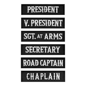 Puede incluir: Seis parches bordados negros con letras blancas. Los parches dicen: Presidente, Vicepresidente, Sargento de Armas, Secretario, Capitán de Ruta y Capellán.