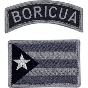 Könnte beinhalten: Zwei graue gestickte Patches. Der obere Patch ist ein gebogenes Rechteck mit dem Wort "BORICUA" in weißen Buchstaben. Der untere Patch ist eine rechteckige Flagge von Puerto Rico mit einem weißen Stern auf einem schwarzen Dreieck und fünf weißen Streifen auf grauem Hintergrund.