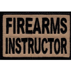 Könnte beinhalten: Beigefarbener Patch mit schwarzem gesticktem Text "FIREARMS INSTRUCTOR".