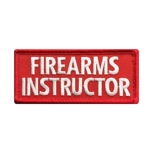 Könnte beinhalten: Roter rechteckiger Patch mit weiß gesticktem Text "FIREARMS INSTRUCTOR".