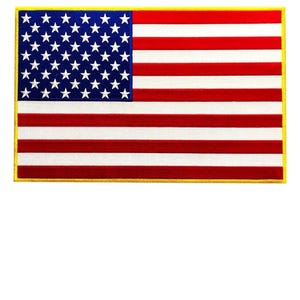 Puede incluir: Parche bordado con la bandera estadounidense. El diseño presenta un cantón azul con estrellas blancas y rayas rojas y blancas. El parche tiene un borde dorado.