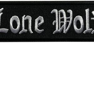 Könnte beinhalten: Schwarzer gestickter Aufnäher mit weißer Aufschrift "Lone Wolf".