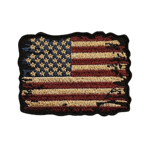 Peut inclure: Un patch de drapeau américain usé avec un bord effiloché. Le drapeau est brodé avec du fil rouge, blanc et bleu. Les étoiles sont dorées.