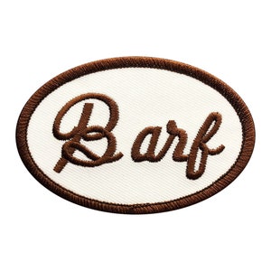 Peut inclure: Écusson brodé ovale de couleur marron avec le mot "Barf" en lettres cursives marron.