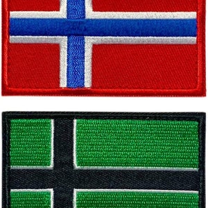 Könnte beinhalten: Zwei gestickte Aufnäher, einer mit der norwegischen Flagge und der andere mit einem grünen und schwarzen Kreuz.