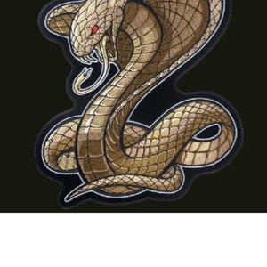 Pode incluir: Um remendo bordado com uma cobra cobra marrom e dourada com olhos vermelhos. A cobra está enrolada com a cabeça levantada e as presas expostas.