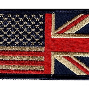Könnte beinhalten: Gestickter Aufnäher mit der amerikanischen und der britischen Flagge nebeneinander. Die amerikanische Flagge befindet sich links und die britische Flagge rechts. Beide Flaggen sind in Gold und Rot auf einem dunkelblauen Hintergrund.
