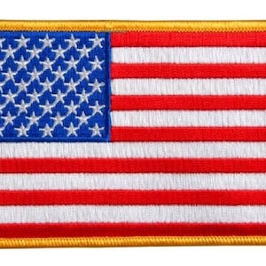 Puede incluir: Parche bordado con la bandera estadounidense. El parche tiene un cuadrado azul con estrellas blancas en la esquina superior izquierda y rayas rojas y blancas. El parche es rectangular con un borde dorado.