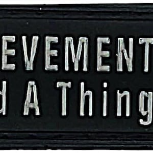 Puede incluir: Parche rectangular negro con las palabras "ACHIEVEMENT EARNED Did A Thing Today" en letras plateadas. Un gráfico verde y plateado de un candado abierto está en el lado izquierdo.