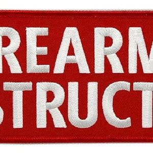 Könnte beinhalten: Roter rechteckiger Patch mit weiß gesticktem Text, der "FIREARMS INSTRUCTOR" lautet.