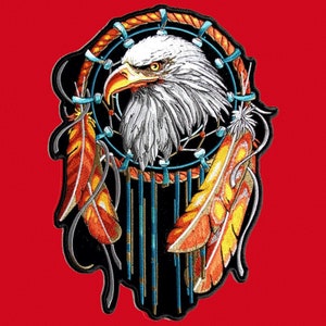 Peut inclure: Un patch brodé noir et blanc représentant la tête d'un aigle chauve à l'intérieur d'un capteur de rêves avec des plumes orange et jaunes. Le capteur de rêves est fait de corde brune et de perles bleues.