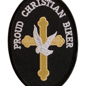 Könnte beinhalten: Schwarzer ovaler Patch mit weiß gesticktem Text "Proud Christian Biker" um ein goldenes Kreuz mit einer weißen Taube.