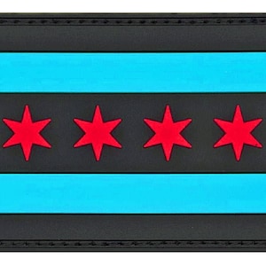 Può includere: Una toppa nera con due strisce blu e quattro stelle rosse, che rappresenta la bandiera di Chicago.