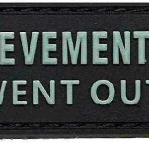 Puede incluir: Parche negro y verde con un círculo que contiene un símbolo de desbloqueo verde y el texto "ACHIEVEMENT EARNED WENT OUTSIDE".