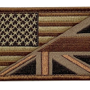 Może przedstawiać: Naszywka haftowana w kolorze brązowym i beżowym przedstawiająca flagę amerykańską i flagę Unii, obie w kamuflażu.